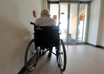 Picchiava il padre invalido e sulla sedia a rotelle con calci e pugni, arrestato 40enne