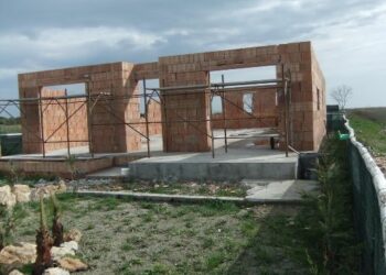 Sequestrate costruzioni abusive a 50 metri dalla riva del mare di Crotone