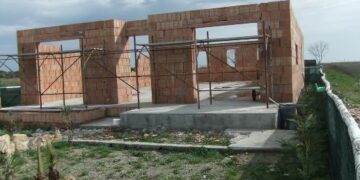 Sequestrate costruzioni abusive a 50 metri dalla riva del mare di Crotone