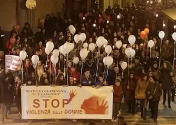Un lungo corteo alla Fiaccolata per ricordare Antonella Lettieri di Cirò Marina