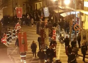 Un lungo corteo alla Fiaccolata per ricordare Antonella Lettieri di Cirò Marina