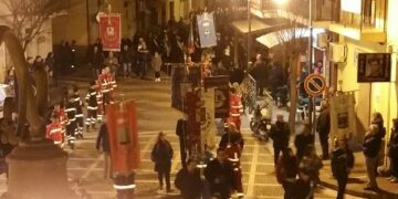 Un lungo corteo alla Fiaccolata per ricordare Antonella Lettieri di Cirò Marina