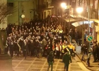 Un lungo corteo alla Fiaccolata per ricordare Antonella Lettieri di Cirò Marina