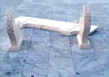 Vandali la scorsa notte hanno rotto una delle Panchine in marmo a Cirò