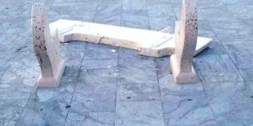 Vandali la scorsa notte hanno rotto una delle Panchine in marmo a Cirò