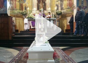 Cirò Marina, folla commossa al funerale di Antonella Lettieri