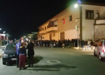 Folla davanti la Caserma dei Carabinieri di Cirò Marina