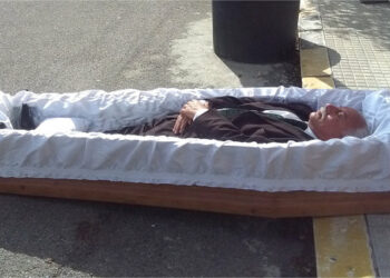 Chiusura Elisoccorso, protesta di Nando Amoruso dentro una bara davanti alla Prefettura