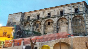 Abbattuta l’ultima casa intorno al Castello Carafa di Cirò