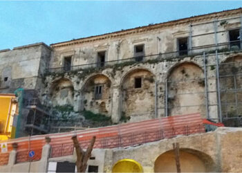 Abbattuta l’ultima casa adiacente al Castello Carafa di Cirò