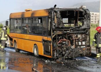 Autobus di linea in Fiamme a Lamezia Terme, nessun ferito