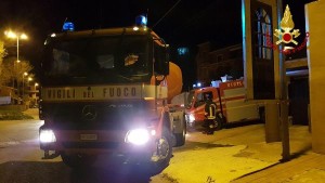 Capannone in fiamme a Isola Capo Rizzuto, uomini e mezzi dei Vigili del Fuoco domano l'incendio (8)