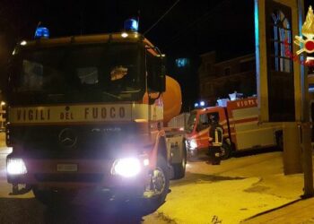 Capannone in fiamme a Isola Capo Rizzuto, uomini e mezzi dei Vigili del Fuoco domano l’incendio