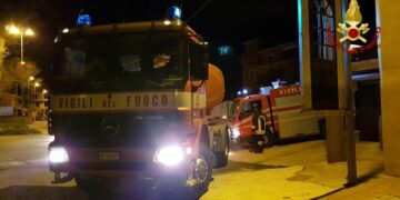 Capannone in fiamme a Isola Capo Rizzuto, uomini e mezzi dei Vigili del Fuoco domano l’incendio