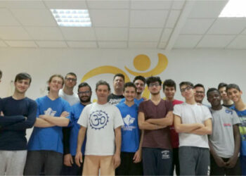 Crotone, i ragazzi della Scuola Basket a lezione del Maestro Riganello del Centro Yoga