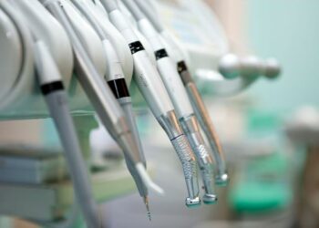 Dentista evasore totale e carenze igienico-sanitarie, chiuso studio dentistico