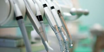 Dentista evasore totale e carenze igienico-sanitarie, chiuso studio dentistico