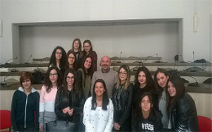 Il_sindaco_con_le_alunne_del_Gravina