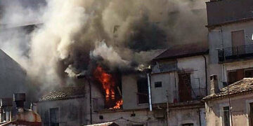 Incendio in una abitazione nel centro storico di Mesoraca