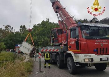 Incidente stradale a Roccabernarda: camion si ribalta, intervengono i Vigili del Fuoco