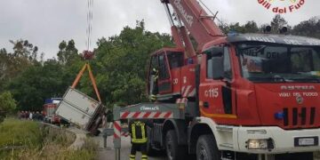 Incidente stradale a Roccabernarda: camion si ribalta, intervengono i Vigili del Fuoco