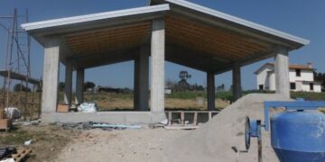 Sequestrato fabbricato abusivo a Isola Capo Rizzuto, denunciati suocero e genero