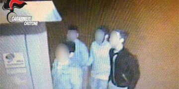 Lanciano sassi contro un anziano a Pallagorio, denunciato un minorenne