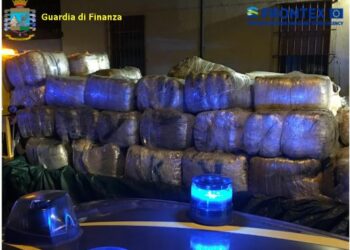 Scene da film nel Mar Ionio: inseguito gommone carico di droga fino in Grecia, 7 arresti