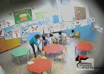 Schiaffi, calci, graffi, tirate di capelli e minacce ai bambini dell’asilo: Sospese due Maestre