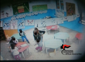 Schiaffi, calci, tirate di capelli ai bimbi dell'asilo, Sospese due Maestre Carabinieri2