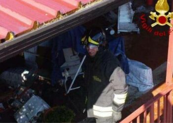 Scoppia un incendio sul tetto di un palazzo a Crotone