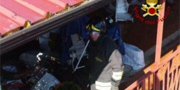 Scoppia un incendio sul tetto di un palazzo a Crotone