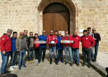 Sei vespisti del Vespa Club Crotone in viaggio per il Salento