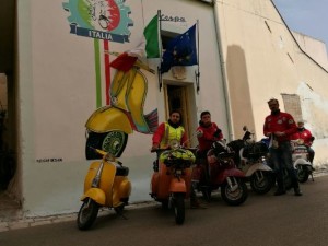 Sei vespisti del Vespa Club Crotone in viaggio per il Salento2