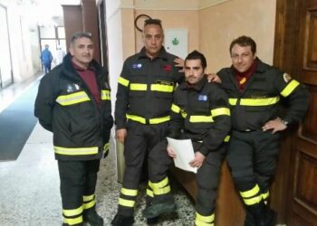 VVF, Sit-In di protesta sotto la Prefettura e davanti il Comune di Crotone