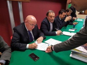 Sottoscritto tra Presidente della Regione, Mario Oliverio e i sindaci dei Comuni di Longobucco e Cropalati, Luigi Stasi e Luigi Lettieri2