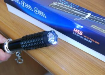 Vendevano “Taser” camuffati da torce, sequestrati otto apparecchi e denunciate due persone