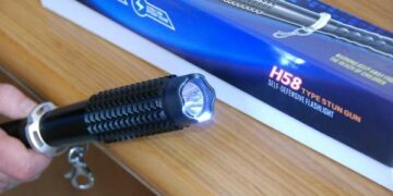 Vendevano “Taser” camuffati da torce, sequestrati otto apparecchi e denunciate due persone