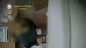 “Furbetti del cartellino”- 20 indagati e 12 misure cautelari a pubblici dipendenti finanza1