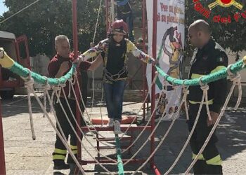300 bambini Pompieri con pettorina, casco ed imbrago, nel percorso della Pompieropoli a Cotronei
