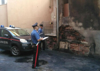 Auto in fiamme nella notte, Carabinieri salvano un’anziana dall’abitazione invasa dal fumo