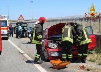Crotone: incidente stradale sulla SS106, 3 feriti