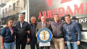 Domenico Forciniti, giovane del Rotary Club di Cirò Marina, dona un Arredamento ad una Famiglia2