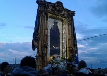 Il popolo crotonese in pellegrinaggio nella notte verso Capocolonna