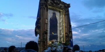 Il popolo crotonese in pellegrinaggio nella notte verso Capocolonna