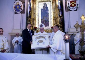 L’Arcivescovo Graziani e Affidato consegnano i Diademi per la Madonna Polacca