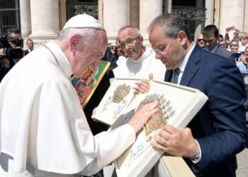 Michele Affidato ricevuto da Papa Francesco per la benedizione dei diademi