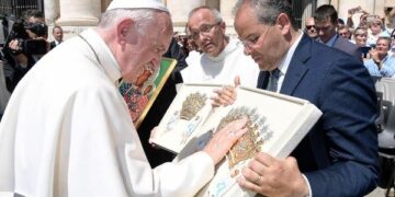 Michele Affidato ricevuto da Papa Francesco per la benedizione dei diademi