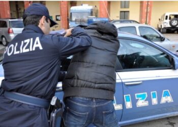 Tentato furto in un ristorante, ladro nascosto sotto i tavoli