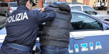 Tentato furto in un ristorante, ladro nascosto sotto i tavoli